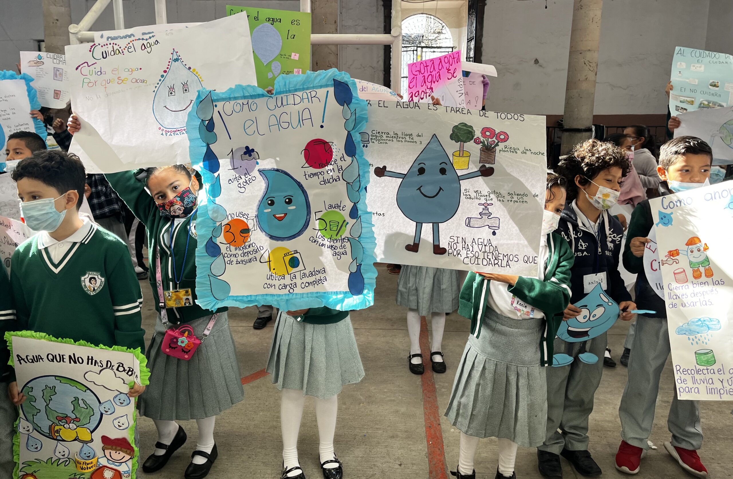 Personal educativo y estudiantes se capacitan sobre el cuidado del agua